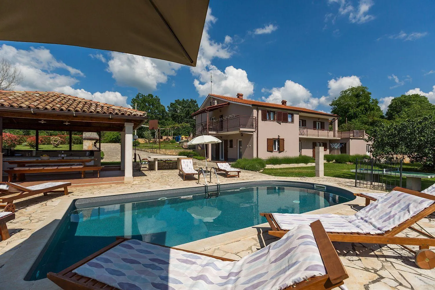Prázdninový dům Charmantes Anwesen Mit Privatpool, Grossem Garten, Tischtennis, Badmintonplatz, Bbq, Outdoor-Kueche Tinjan