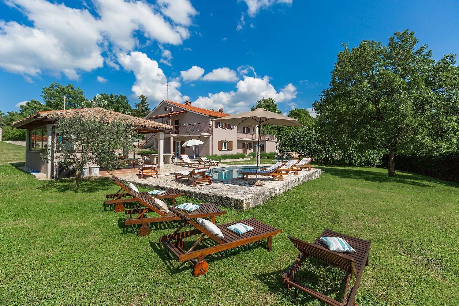 Сasa de vacaciones Charmantes Anwesen Mit Privatpool, Grossem Garten, Tischtennis, Badmintonplatz, Bbq, Outdoor-Kueche Tinjan Croacia