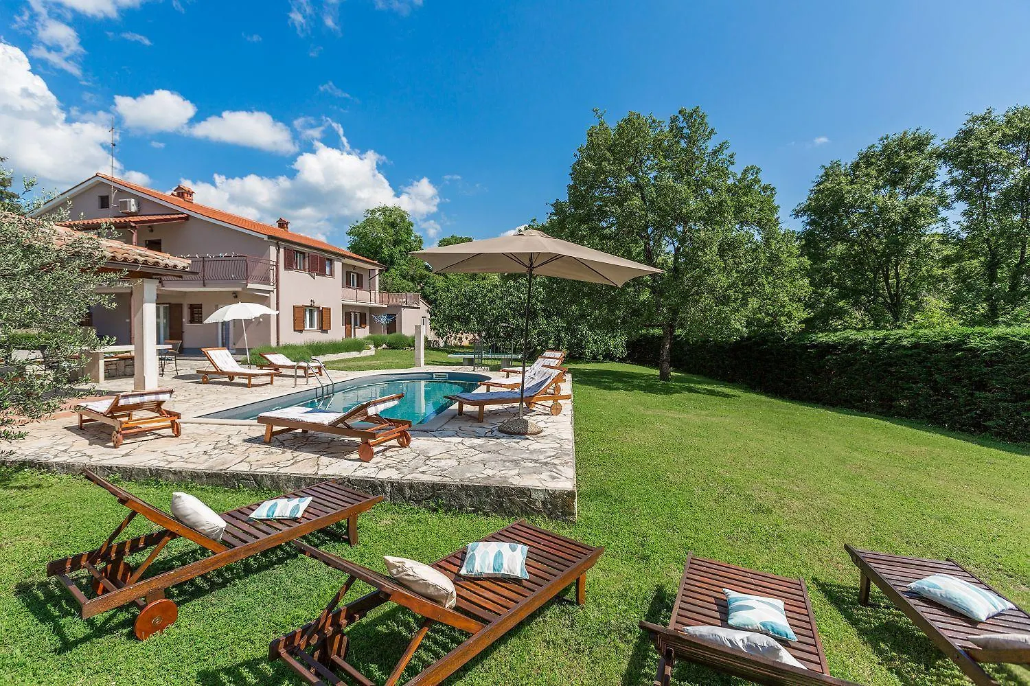 Prázdninový dům Charmantes Anwesen Mit Privatpool, Grossem Garten, Tischtennis, Badmintonplatz, Bbq, Outdoor-Kueche Tinjan